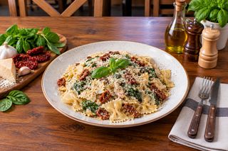 Farfalle w sosie śmietanowym z kurczakiem i szpinakiem