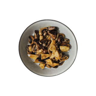 Setas chinas, bambú y championes salteados 