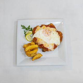 Milanesa de pollo con huevo frito