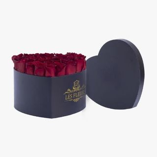 12 Rosas Rojas en Caja de Corazon negra elegante