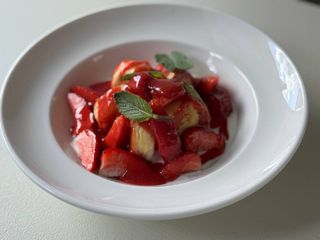 Сирники з сезоними ягодами, грецький йогурт