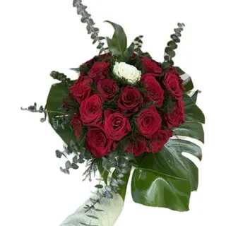 Ramo grande de rosas vermelhas 
