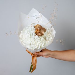 BUCHETEL DIN 1 HORTENSIA SI O CUPA DE ORCHIDEE AURIE