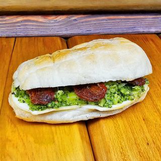 Panino con broccolo ripassato, provola e pomodori secchi