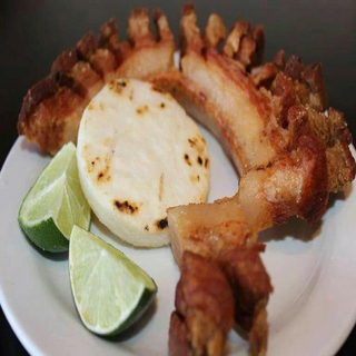 CHICHARON CON AREPA PAISA 