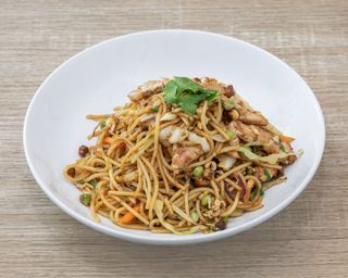 Chow Mein Con Pollo