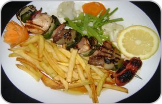 Espetadas Mistas com Batatas Fritas