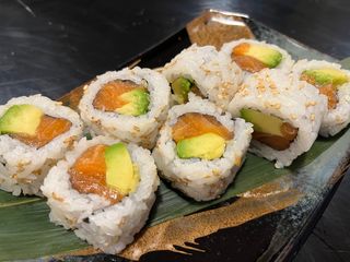 Uramaki california salmón, aguacate y sésamo