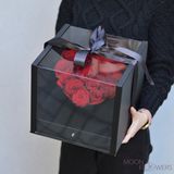 Cutie neagră cu trandafiri roșii și Ferrero