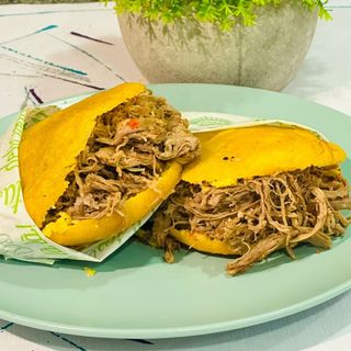 Arepa de carne mechada 