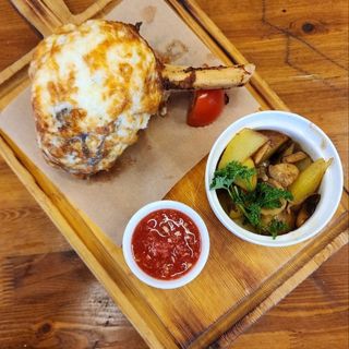 Запеченая баранья рулька