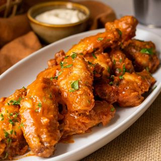 !! NUEVO!!  Alitas de pollo con un toque spicy (6ud.+salsa)