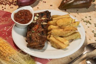 Scarita boiereasca + cartofi pai si sos BBQ