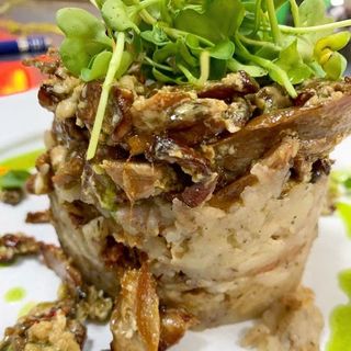 Patatas de la axarquía al horno con huevo y boletus salteados