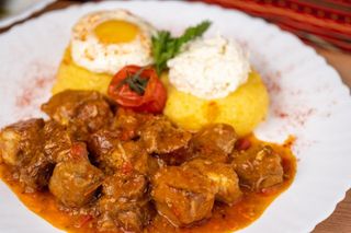 Tochitură la dobrun cu mămăliguță