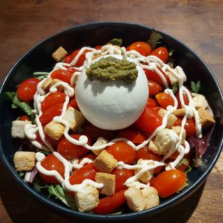 Salada de burrata com tomate cereja