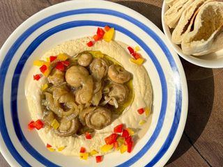 Хумус з обсмаженими печерицями ти цибулею