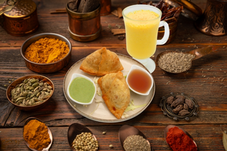 Samosa (2buc) + Chutney de Mentă + Mango Lassi (250ml)