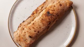 CALZONE - FRESILLO - Scarola, alici di Cetara, pinoli, uvetta passita, Parmigiano in scaglie, olio EVO