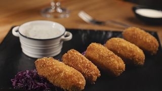 ქათმის კროკეტი ძაძიკის სოუსით