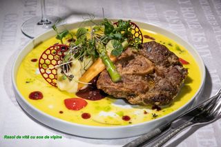 Rasol de vită cu sos de visine si cartofi piure