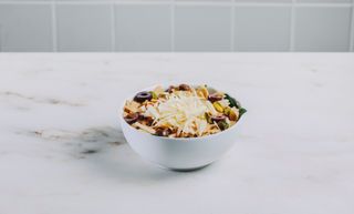 Snack salada de massa e tomate