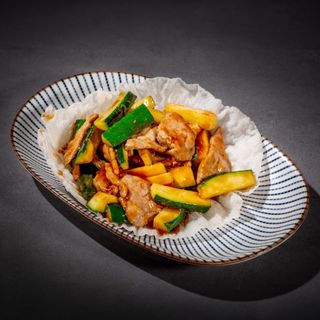 66. Maiale con cetrioli