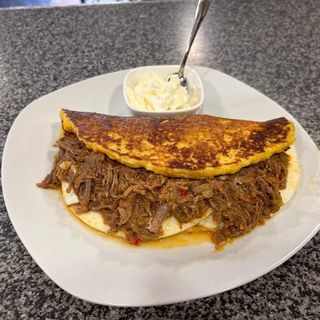 Cachapa Grande Con Queso De Mano Y Carne Deshilachada (20 Cm.)