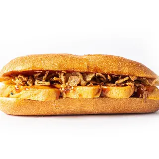 63. Pollo kebab, cebolla crujiente y salsa BBQ