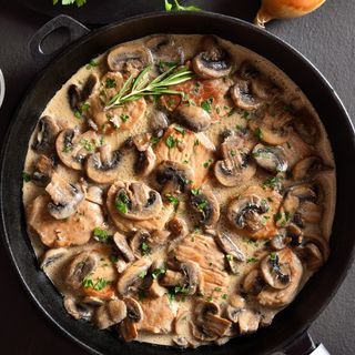 Свински късчета с лук и гъби на фурна