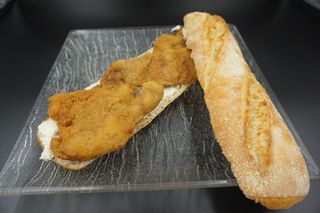 Bocata De Escalopa De Llom Amb Salsa De Formatges