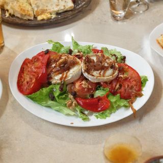 Ensalada De Queso De Cabra Y Cebolla Caramelizada