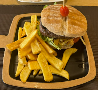Hamburguesa Con Carne A La Brasa Y Queso De Mano