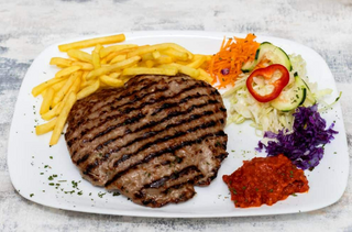 Punjena pljeskavica XL sa pomfritom i pićem po izboru