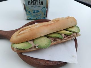Bocadillo De Atún Y Aguacate
