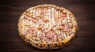 Піца з шинкою котто, куркою та ананасами