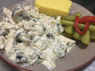 Ciulama de pui cu ciuperci și mămăliguță