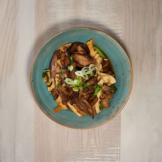 Pato salteado al wok con setas y bambú