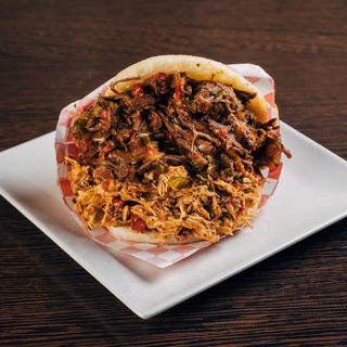 Arepa Mixta (Pollo y Carne Mechada)