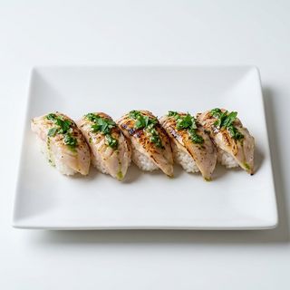 Nigiri De Lubina Flameado Con Salsa De Perejil (5 Pzs.)