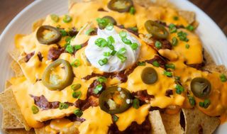 Nachos Con Frijoles Y Jalapeños