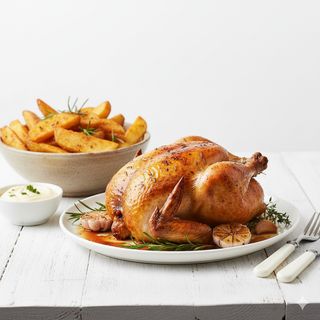 Pollo frito  entero con patatas ,ensalada y salsa alioli