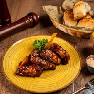 Aripioare cu sos barbeque și garnitură