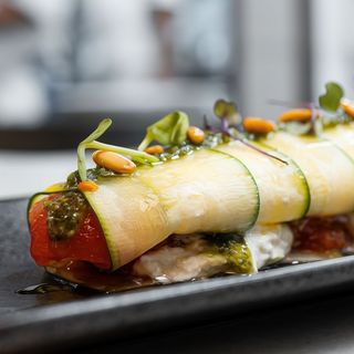 Lasaña fría de “stracciatella” al pesto