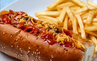Hot dog sa sirom i pomfrit sa sirom
