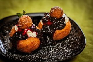 Papanasi cu smantana si dulceata