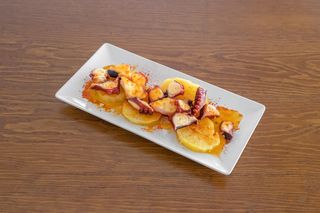 Pata De Pulpo A La Gallega con patata cocida y pimentón