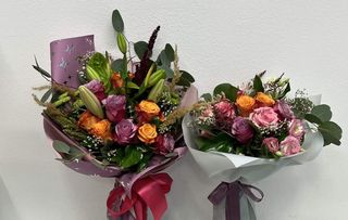 Buket ‘’maxi’’ s 9 ruža i cvijećem jarkih boja 