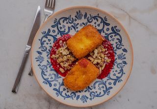 Crispy sulguni with raspberry