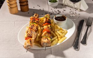 Frigarui de pui cu cartofi prajiti si sos barbeque 